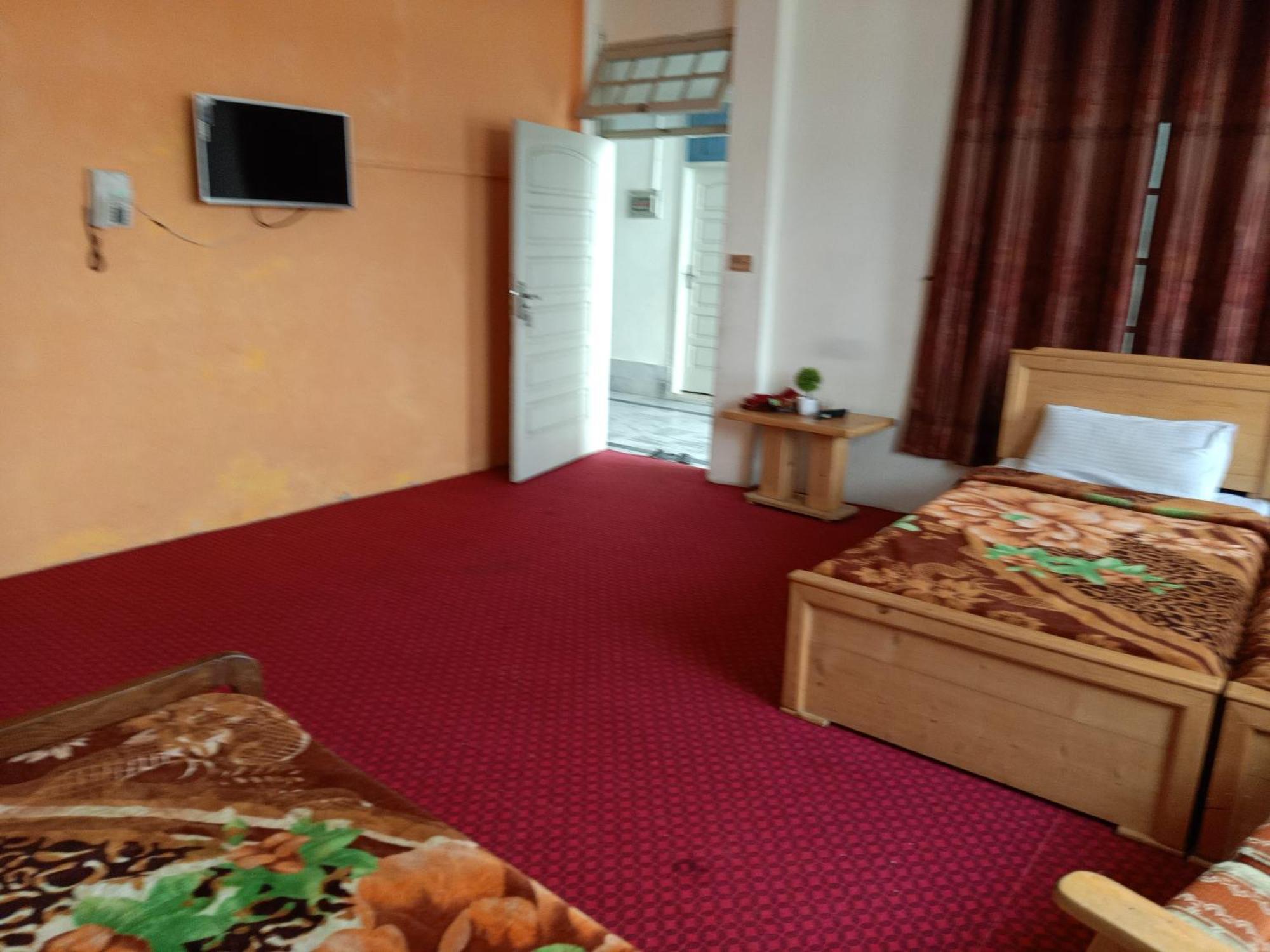 F R Darya E Swat Hotel Saidu Sharif Стая снимка